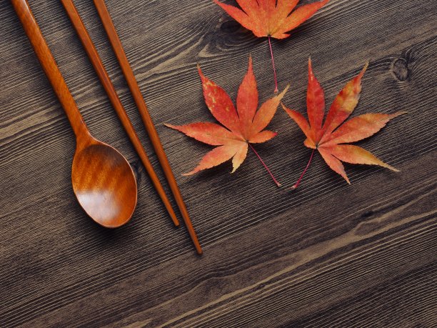 韩国传统木勺，筷子和枫叶图片下载