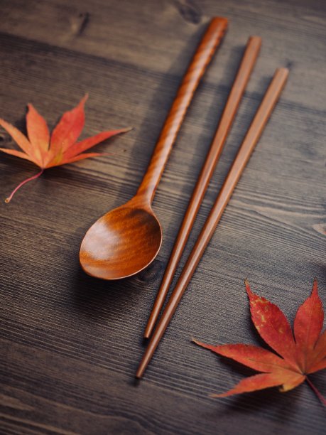 韩国传统木勺，筷子和枫叶图片下载
