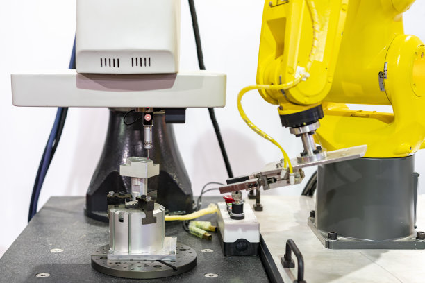 自动三坐标测量机(CMM)在检查精密零件发动机的工业制造过程中采用机器人手臂和自动夹钳进行转移图片下载