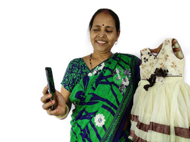 感谢礼物的概念，女性感谢礼物或礼物的智能手机视频打电话给家人和朋友显示小连衣裙图片下载