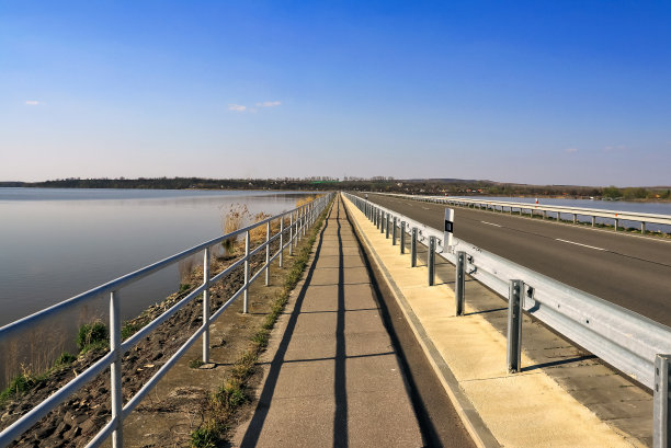 沿湖有篱笆的路图片下载