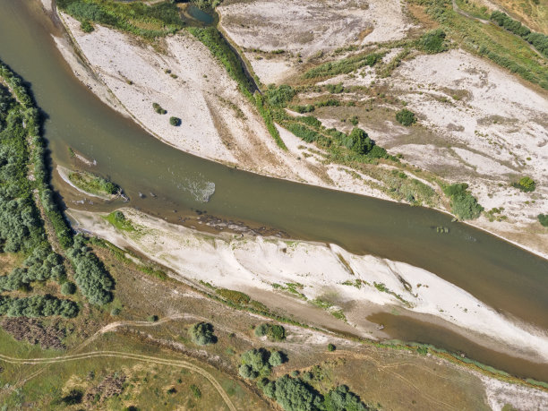 斯特鲁玛河穿过保加利亚的佩特里奇山谷图片下载