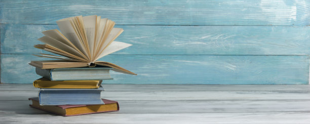 打开书，木桌上的精装书。回到学校。副本的空间。图片下载