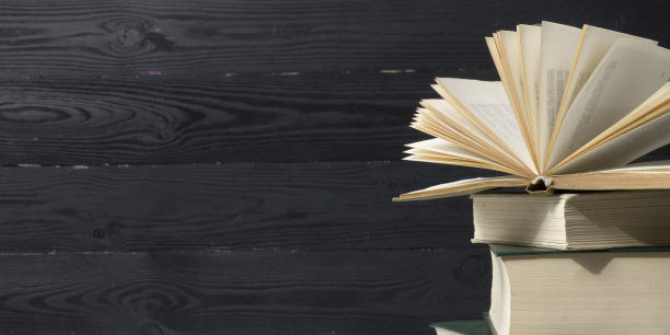 打开书，木桌上的精装书。回到学校。副本的空间。图片下载