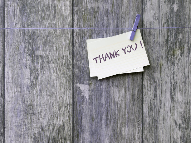 写有感谢的小纸条，用晾衣夹挂在木头背景上图片下载