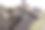 在虎钳上穿金属螺母。小锁匠在车间工作。光背景。图片下载