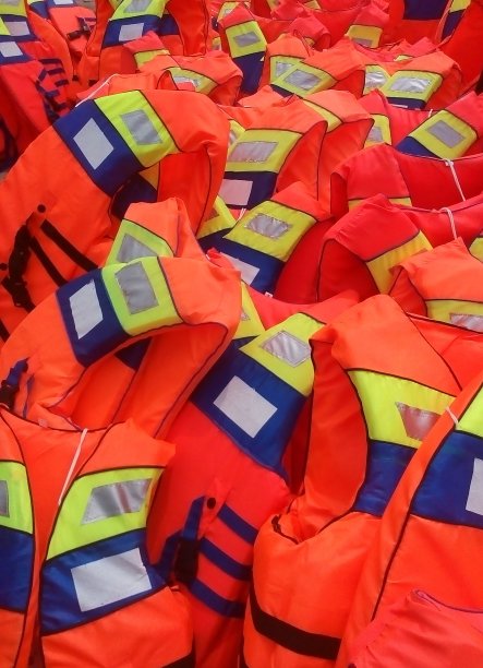 一些橙色的救生衣图片下载