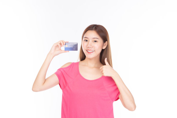 有吸引力的美丽的亚洲年轻女子显示信用卡网上购物，支付在白色背景。图片下载