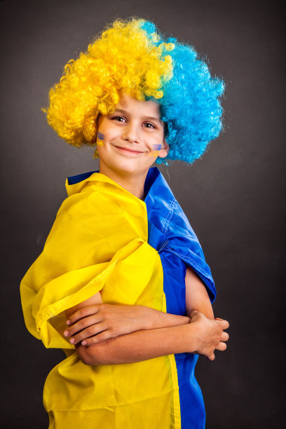 白色背景下乌克兰国旗的足球迷图片下载