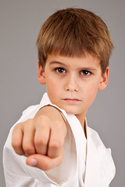 空手道男孩在白色和服战斗图片下载