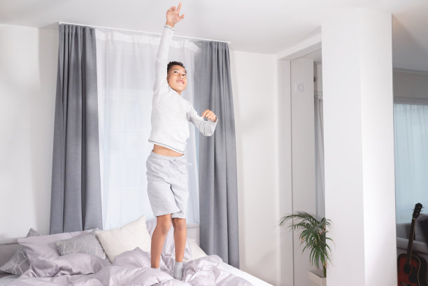 男孩指着卧室的天花板图片下载