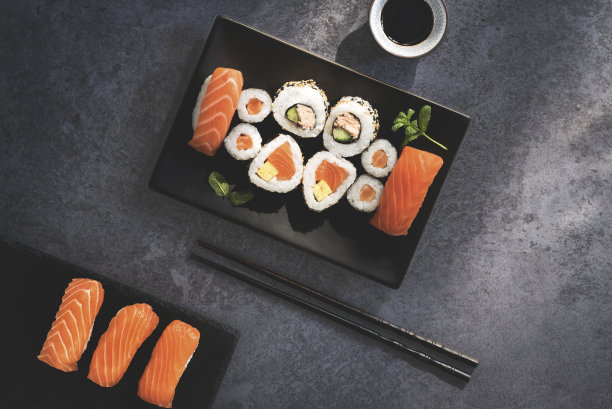 日本寿司的食物。麻辣寿司和辣金枪鱼、三文鱼、太妃糖和鳄梨卷。俯视图什锦寿司，浦江寿司，手握寿司图片下载