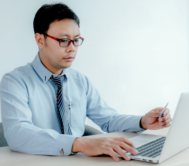 商人用信用卡在家里用笔记本电脑进行网上购物，支付电子商务，网上银行，为下一个假期花钱图片下载