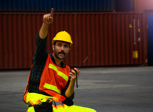 在进出口业务中，产业工人控制着集装箱装载。图片下载