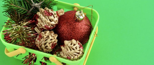 圣诞装饰品躺在玩具购物车里。新年购物的概念。横幅,复制空间。图片下载