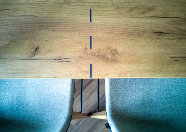 木制咖啡桌按线条分隔，两把椅子，保持社交距离。新常态的概念。图片下载