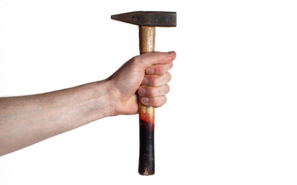 男性手拿着一个锤子在一个白色的背景。图片下载