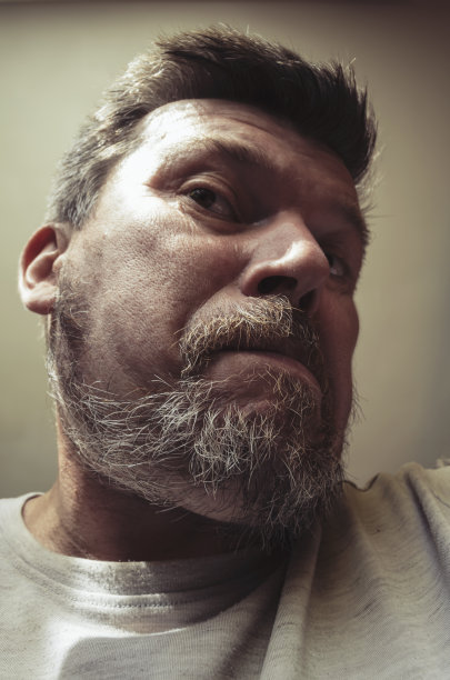 一幅不寻常的长胡子成年男子的肖像。图片下载