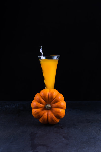 南瓜鸡尾酒，高脚杯，纸吸管图片下载