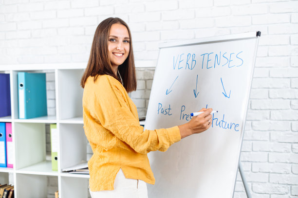在隔离期间，一名年轻女教师正带着一块白板在网上上课。远程学习的概念图片下载