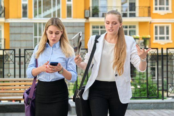 商务人士，年轻的办公室女职员一起散步图片下载