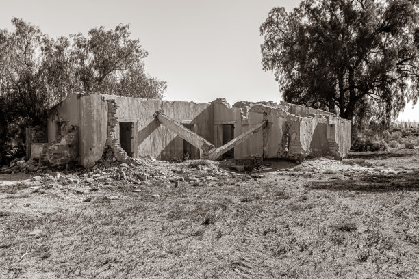 破旧的泥砖房(黑白照片)图片下载