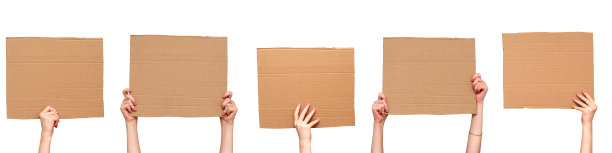 他手里拿着纸板海报。孤立在白色的。集。副本的空间。图片下载