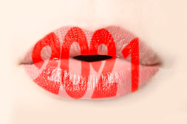 2021年用红色唇膏写在女人的嘴唇上，新年贺卡图片下载