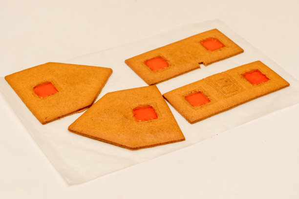 姜饼屋的建筑。烤纸上的部分是用融化的糖果做的窗户图片下载