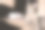 一只漂亮的带条纹的灰猫，黄眼睛。一只家猫躺在沙发上玩着玩具老鼠。家里有只猫。图片为兽医诊所，关于猫的网站图片下载