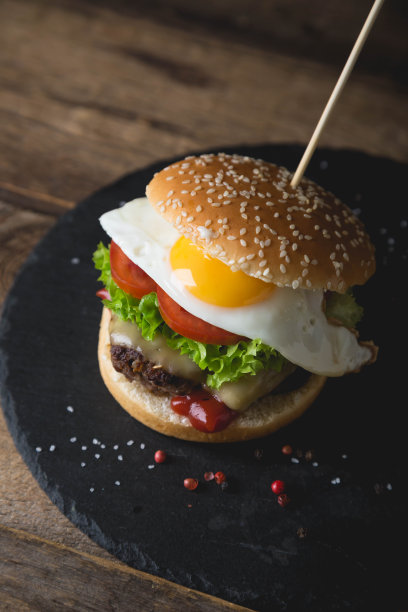 深色背景的汉堡包和炒鸡蛋图片下载