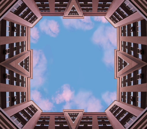 底部的现代建筑与美丽的天空和紫色的云。图片下载