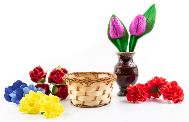 白色孤立背景上的柳条花篮条幅静物花瓶图片下载