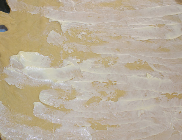 擀开，铺上黄油，再涂上黄油烘烤。图片下载