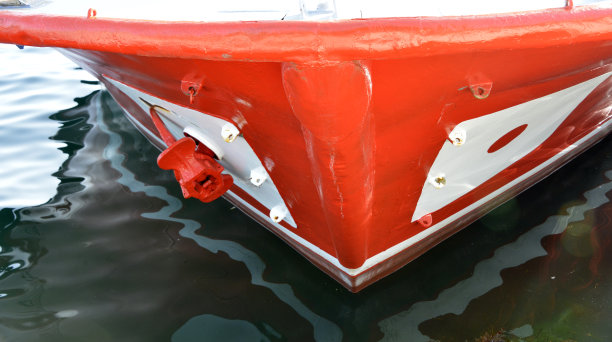 快艇的红色船首图片下载