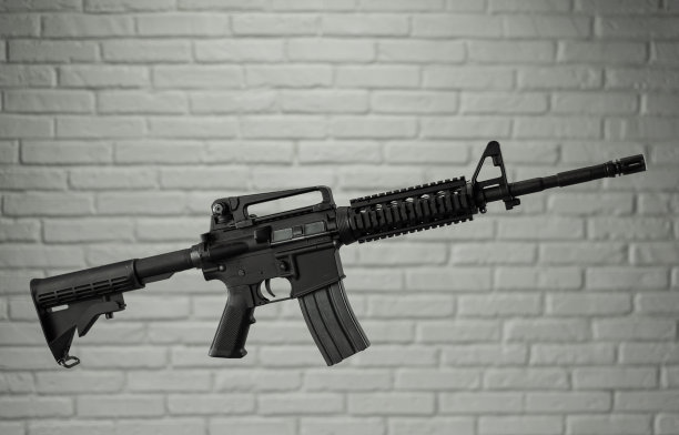 M4A1步枪靠在砖墙上图片下载