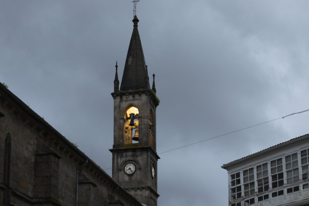西班牙加利西亚的圣地亚哥教堂塔的夜景照片图片下载
