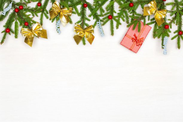 用白色漆木上的红色礼盒装饰天然绿色的圣诞树树枝。副本的空间。圣诞节的背景图片下载