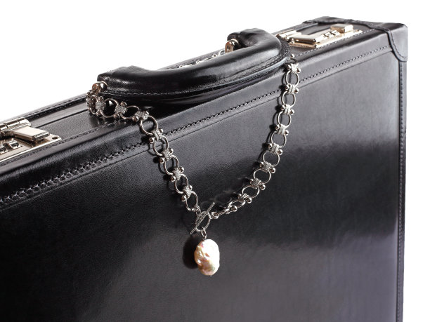 银链项链与巴洛克珍珠吊坠上的男性黑色皮箱图片下载