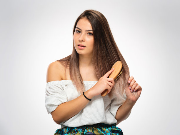 美丽女子梳头的肖像图片下载