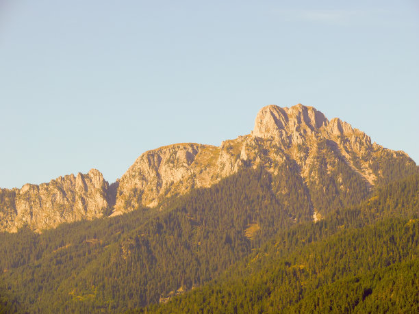 山景在群山之中图片下载