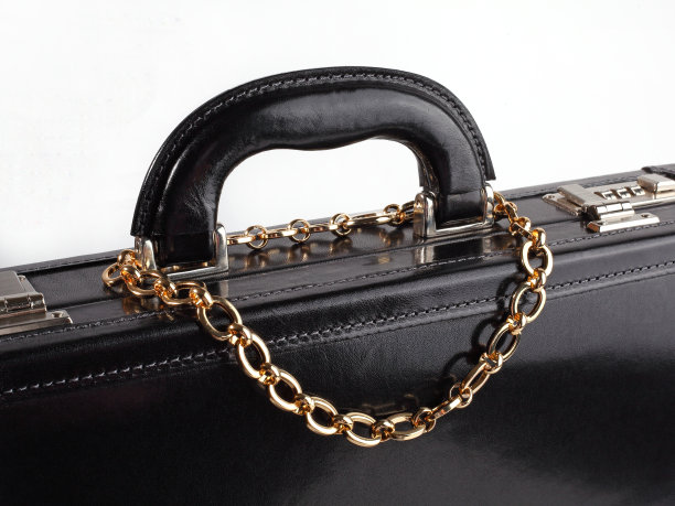 金链项链上的男性黑色皮箱图片下载