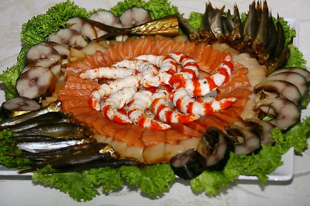 鱼盘的特写，里面有鱼腥味，大比目鱼，鲑鱼，沙丁鱼，剑鱼，欧芹，法棍面包，图片下载