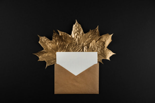 信封与信件和金色枫叶在黑色的背景。平躺，俯视图。小秋构图概念图片下载