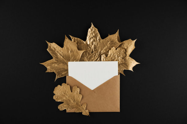 信封与信件和金色枫叶在黑色的背景。平躺，俯视图。小秋构图概念图片下载