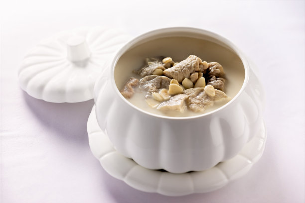 传统的中国猪肉汤盛在一个漂亮的陶瓷碗里图片下载