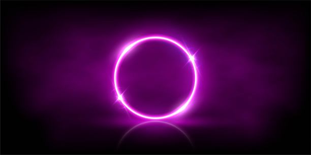 在雾抽象背景中闪烁的霓虹粉色圆圈。圆形电动灯架。几何时尚设计矢量插图。空极环艺术装饰图片下载