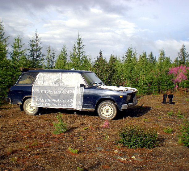 俄罗斯护林员的工作车和靴子。图片下载