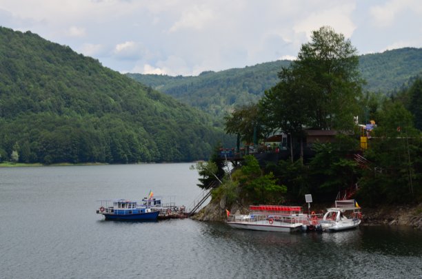 湖上的小船图片下载