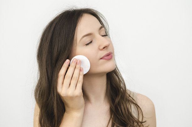 年轻女子在照顾她的面部皮肤图片下载